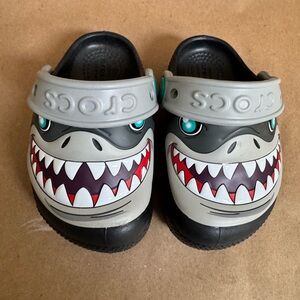 Crocs Unisex Kids Fun Lab Shark Light Up Clogs. C4 (Toddler)